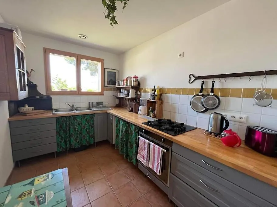 Cosy Sun-Drenched Home, 5 Min Walk To レ・ヴァン